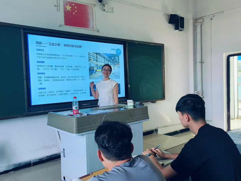 肖露云在教室上课.jpg